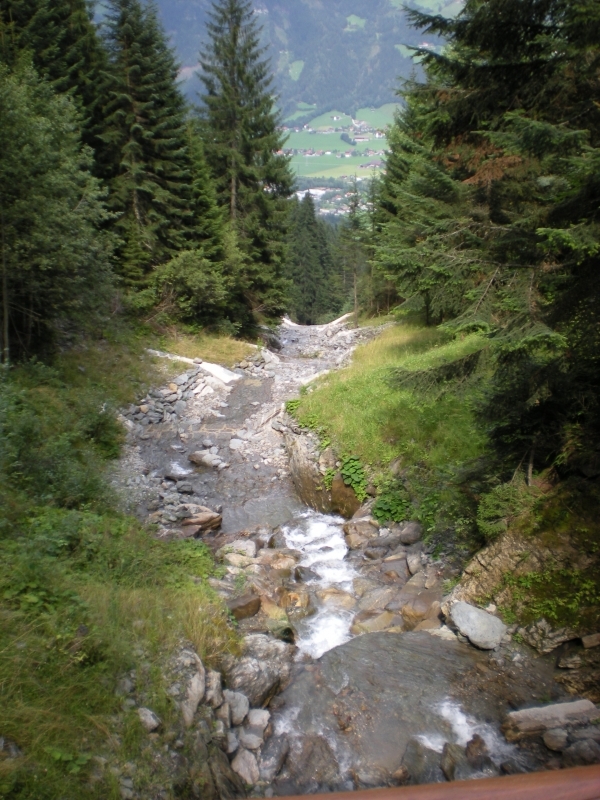 Blick nach unten  von der Straße aus