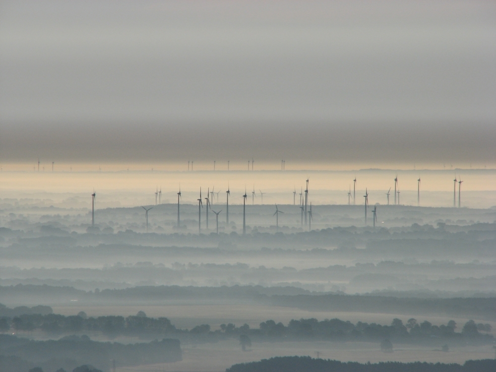 Windräder, im sich auflösenden Morgennebel...